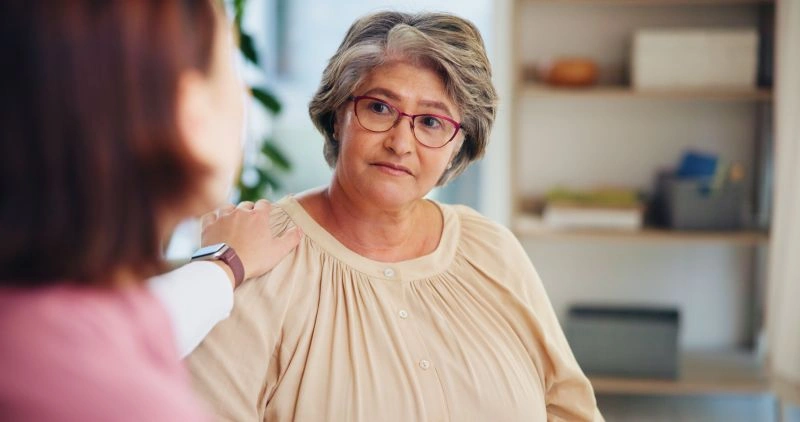 Counseling vs psychotherapy differences: A therapist offers support to an older woman, highlighting the differences between counseling and psychotherapy in mental health care.