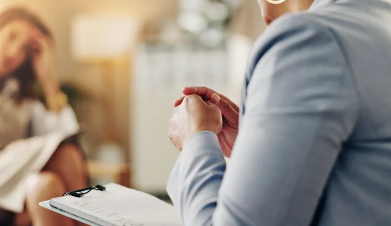 Mental health professional discussing online insomnia treatment options with a patient receiving insomnia treatment online.