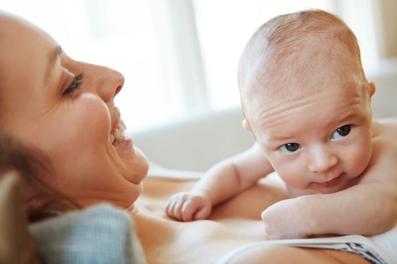 Mother enjoying a tender moment with her newborn, highlighting the importance of emotional support. Postpartum depression therapists can help new moms through challenging times after childbirth.