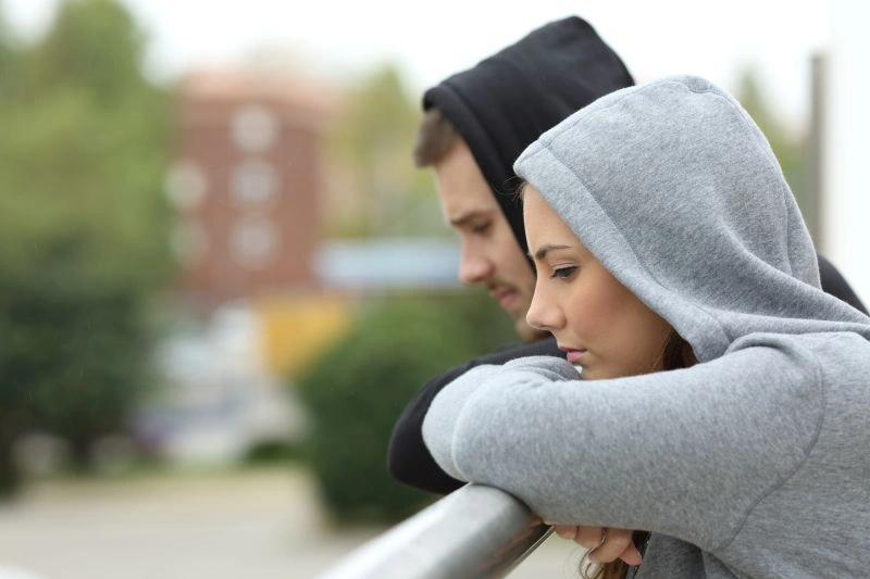 A couple standing together, both looking down, visibly upset and distant. This image reflects the emotional strain and relationship difficulties often experienced by those with borderline personality disorder, underscoring the need for effective, modern treatments.