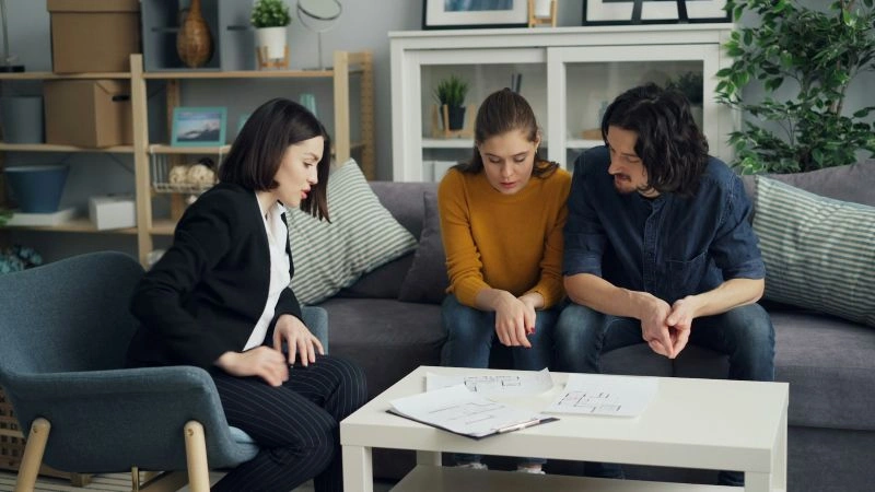 Partners speaking with a mental health professional about bipolar 1 vs bipolar 2 and relationship challenges