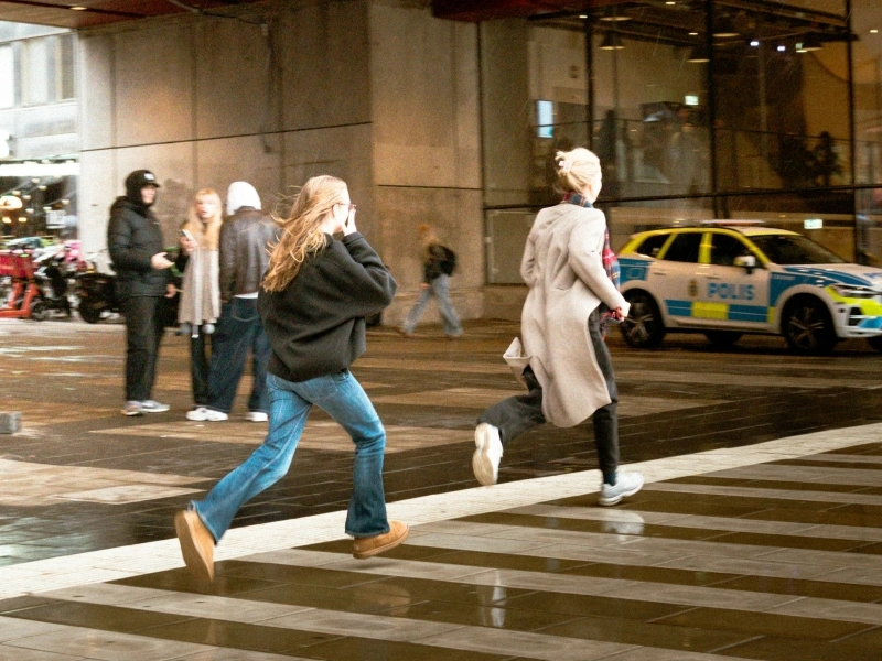 People rushing across a busy city street, illustrating ADHD and time blindness and challenges with time management.